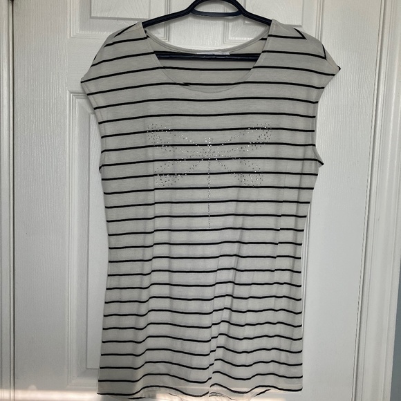 Bundle 4/$20- Rickis Tunic Length Shirt with Butterfly - Picture 1 of 5